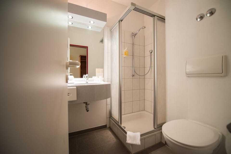 Shower, free toiletries, hair dryer, towels