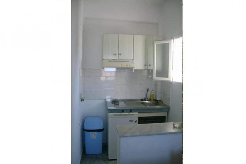 Fridge, oven, stovetop, coffee/tea maker