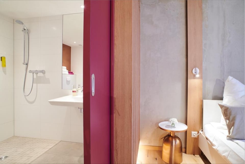 Comfort Double Room, 1 Bedroom (Nr. 5) | Bathroom | Shower, hair dryer, towels, soap