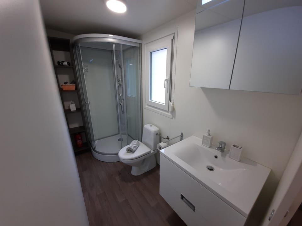 Luxury Chalet | Bathroom | Shower, free toiletries, hair dryer, slippers