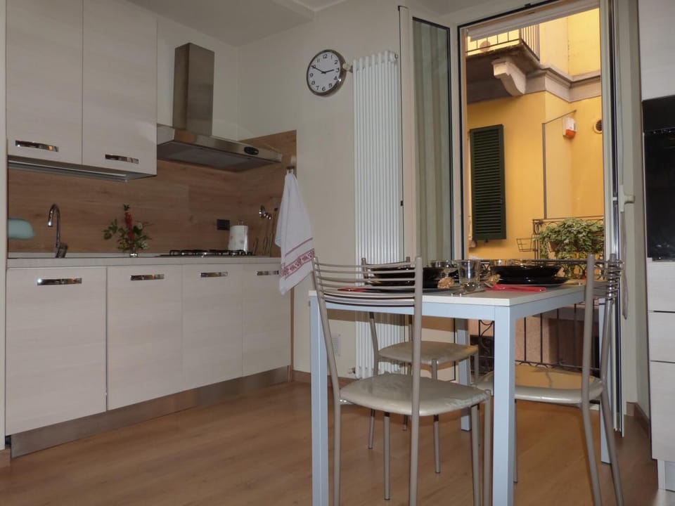 Full-size fridge, microwave, oven, stovetop