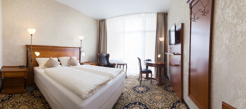 Junior Suite | 1 bedroom, in-room safe, blackout drapes, cribs/infant beds