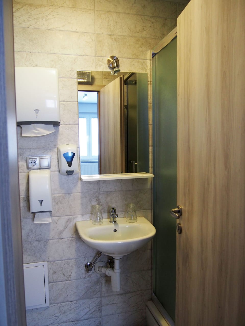 Room (4) | Bathroom | Shower, free toiletries, bidet, towels