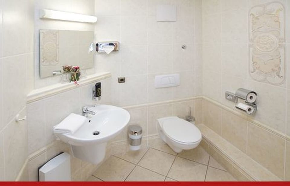 Family Condo | 2 bedrooms, blackout drapes, free WiFi, bed sheets