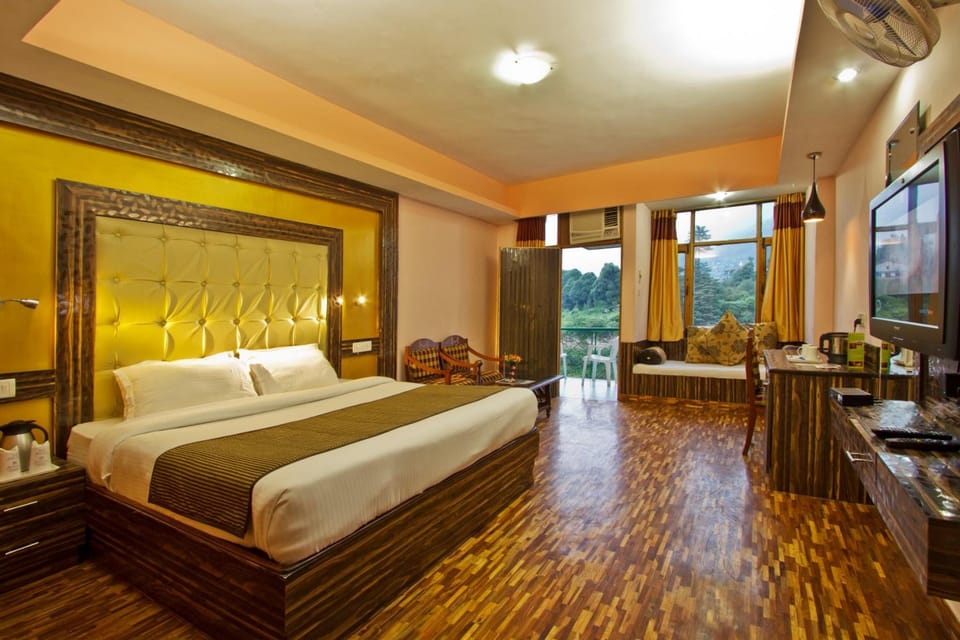 Premium bedding, memory foam beds, desk, soundproofing