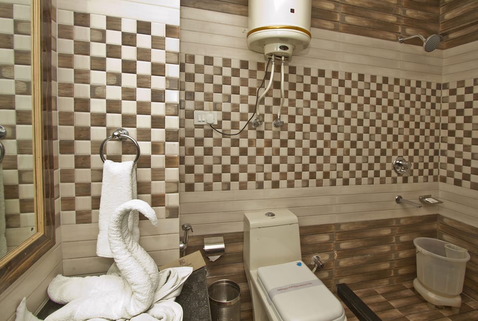 Deluxe Single Room, Non Smoking | Bathroom | Slippers, towels