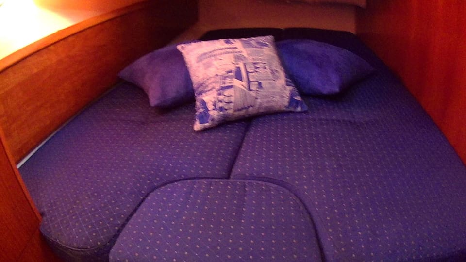 Basic Room, 1 Queen Bed, Shared Bathroom | Free WiFi, bed sheets