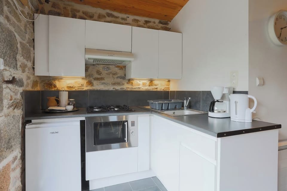 Studio (Ty Ar Dreuz) | Private kitchen | Full-size fridge, microwave, oven, stovetop