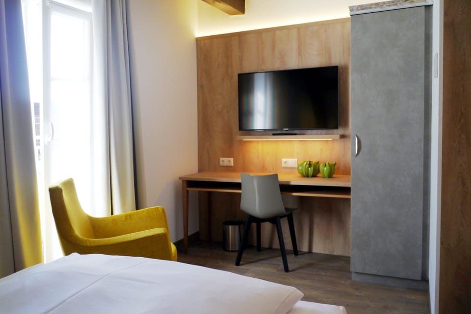 Single Room | Living area | 43-inch flat-screen TV with satellite channels, TV, heated floors