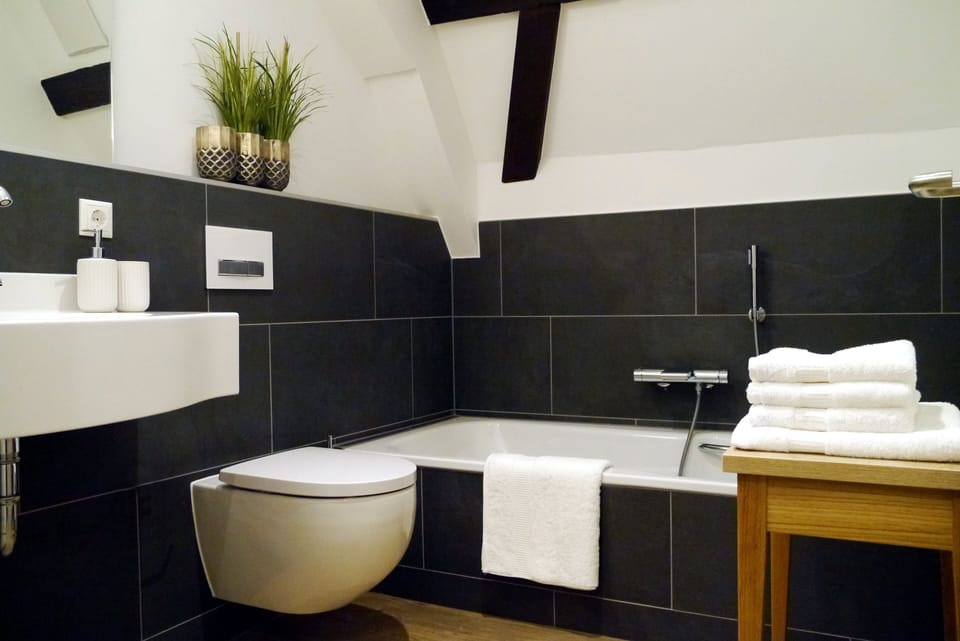 Double Room | Bathroom | Free toiletries, hair dryer, towels
