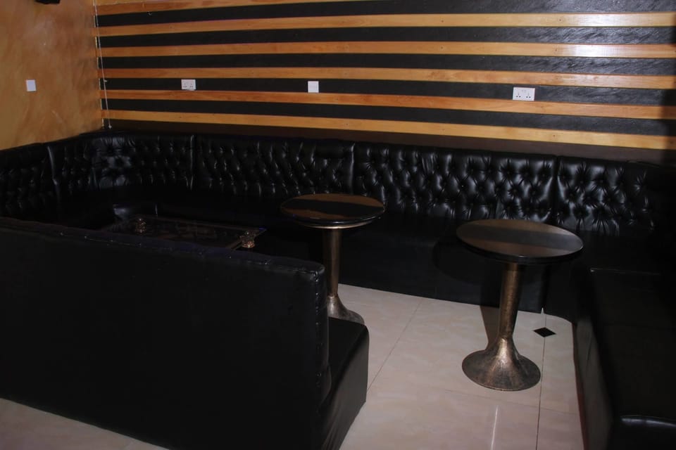2 bars/lounges, poolside bar