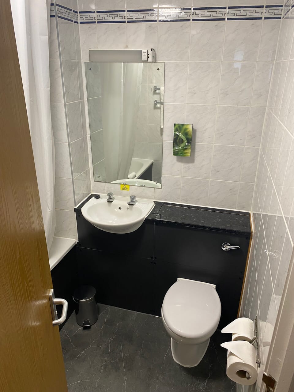 Combined shower/tub, free toiletries, hair dryer, towels