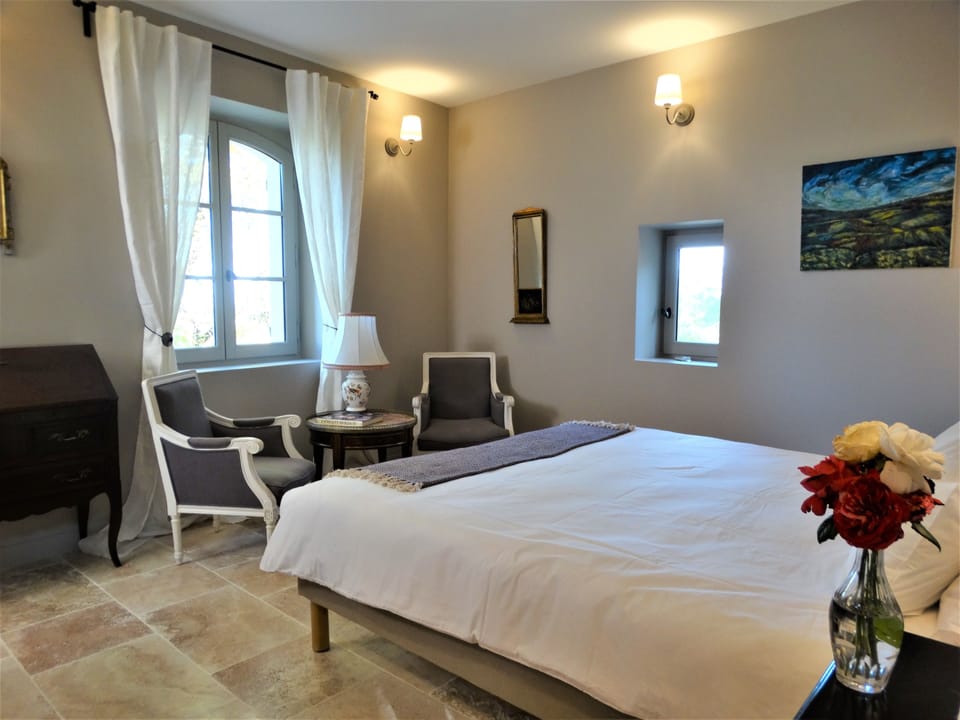 Comfort Double Room (Rouge) | Premium bedding, individually decorated, individually furnished, desk