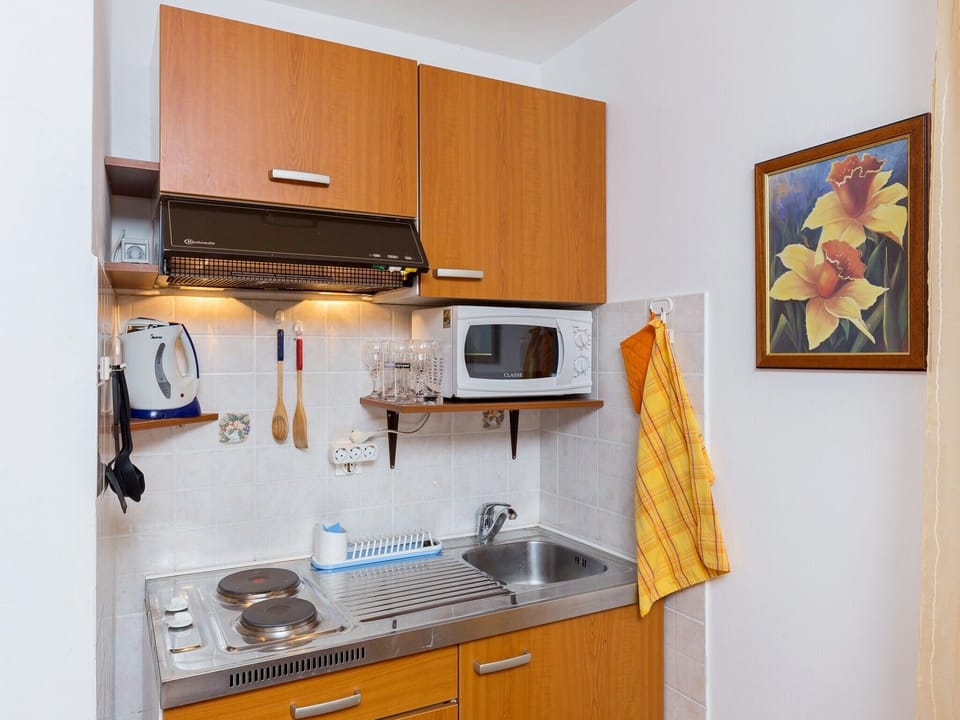 Iron/ironing board, internet, bed sheets