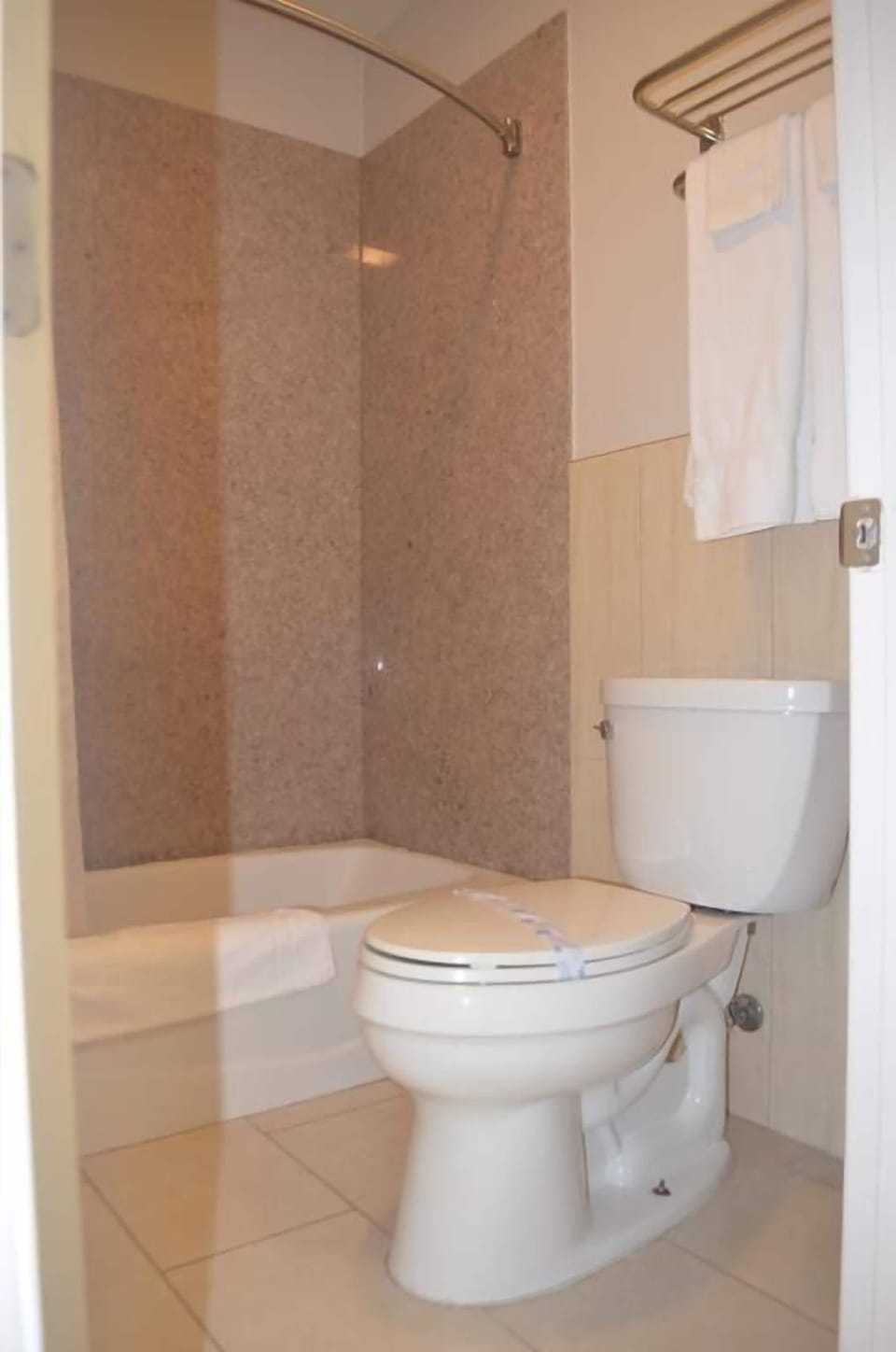 Standard Room, 1 King Bed, Non Smoking | Bathroom | Combined shower/tub, free toiletries, towels