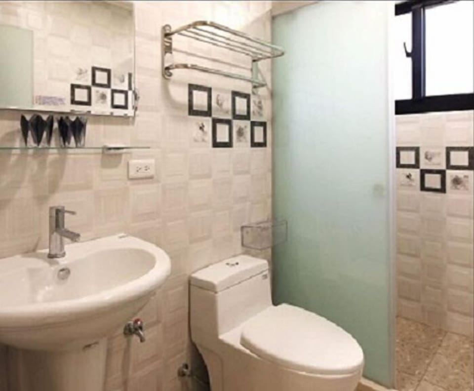 Double Room, 1 Double Bed, Non Smoking | Bathroom | Shower, free toiletries, hair dryer, slippers