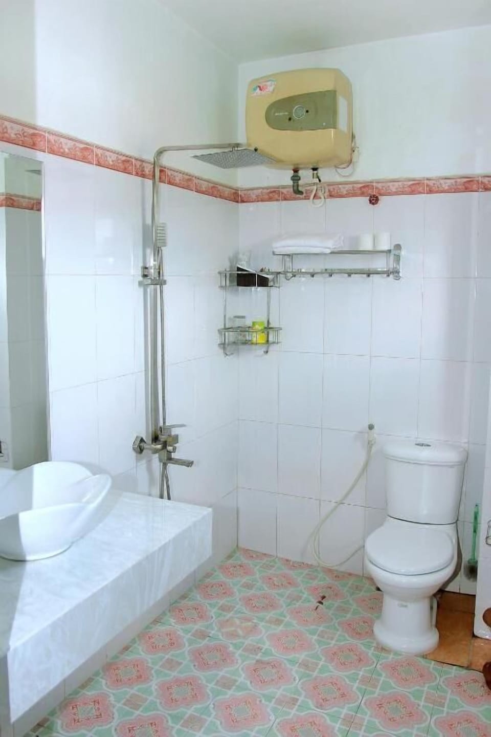 Deluxe Quadruple Room | Bathroom | Shower, free toiletries, hair dryer, slippers
