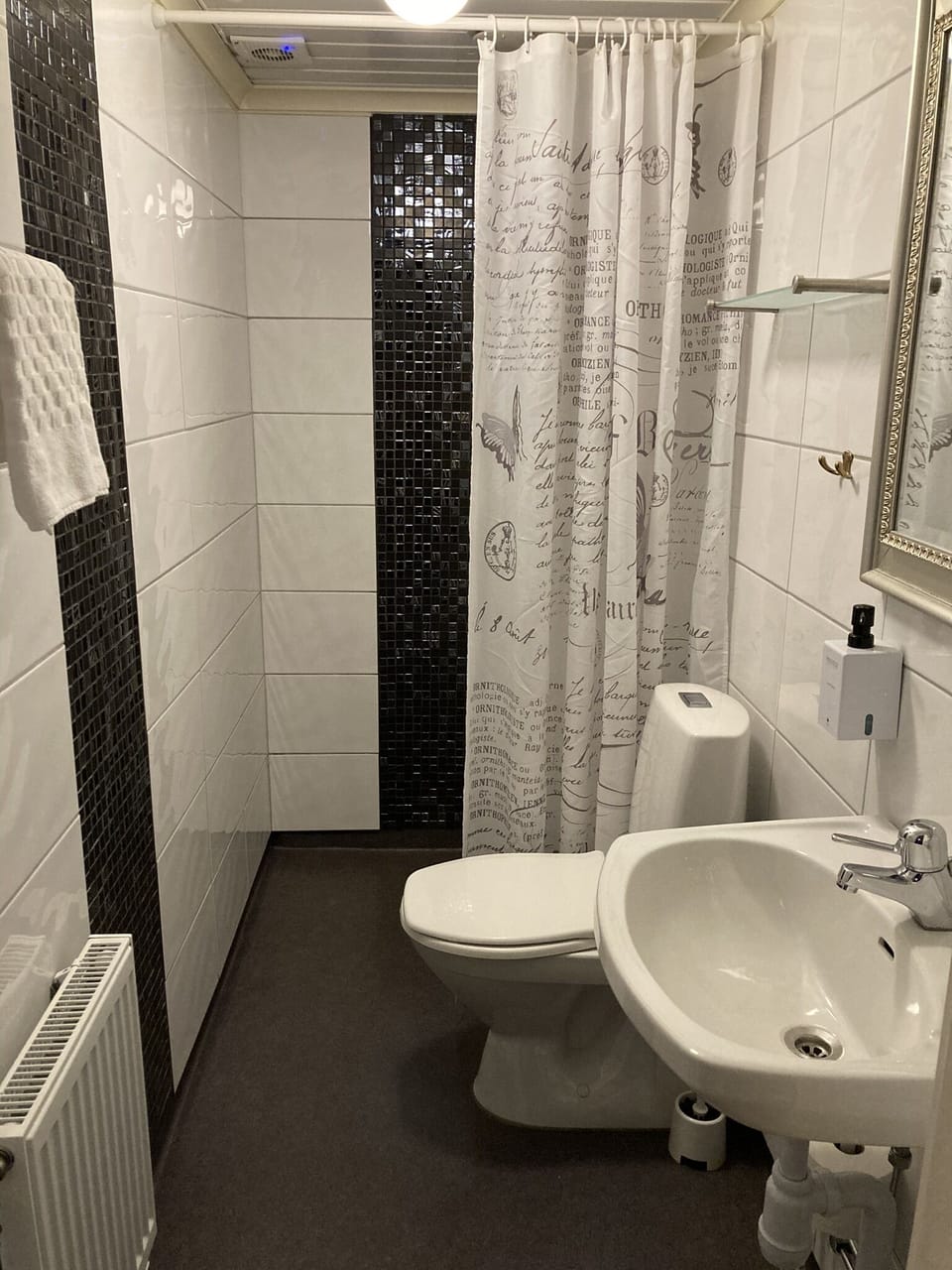 Superior Double or Twin Room, Garden View | Bathroom | Shower, hair dryer, towels