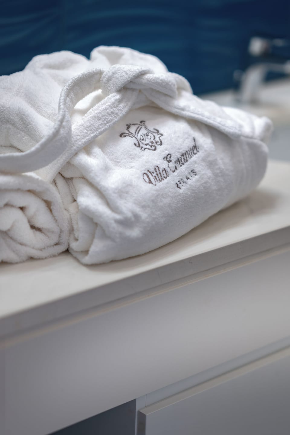 Shower, rainfall showerhead, free toiletries, hair dryer