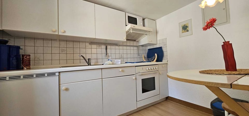 Standard Quadruple Room, Ensuite (Zimmer 20) | Shared kitchen | Highchair