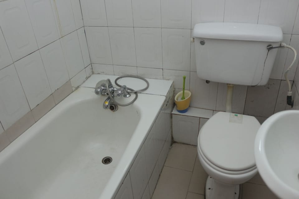 Combined shower/tub, deep soaking tub, free toiletries
