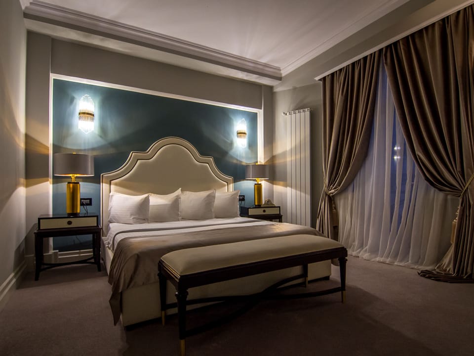 Executive Suite | Minibar, in-room safe, individually decorated, individually furnished