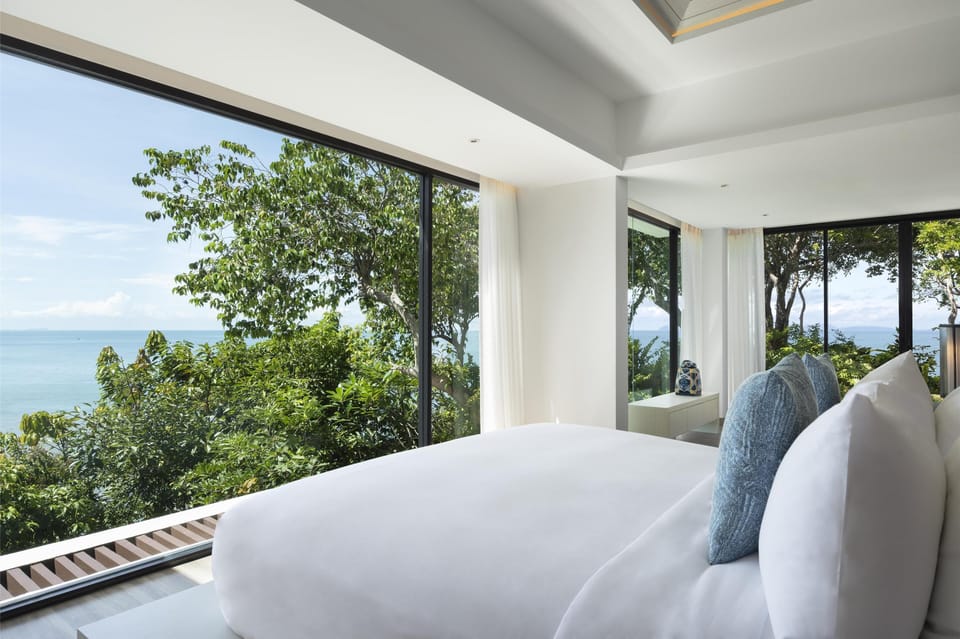 Premium bedding, in-room safe, individually decorated