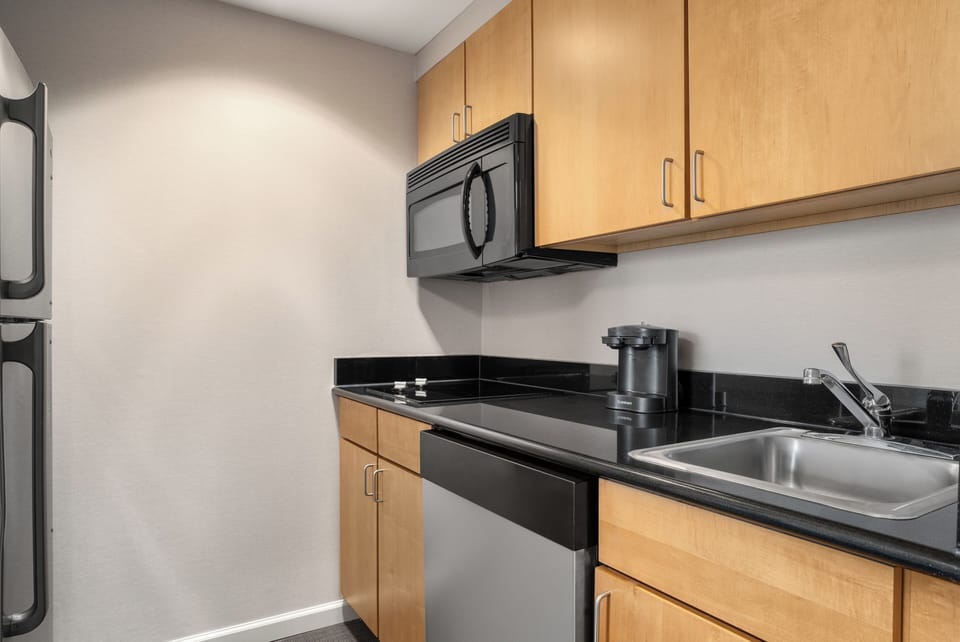 Full-size fridge, microwave, stovetop, dishwasher