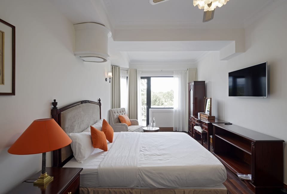 Luxury Double Room | Minibar, individually decorated, individually furnished, desk