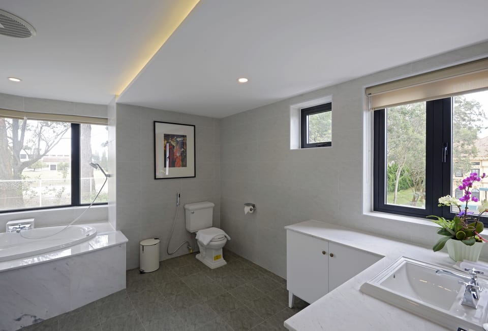 Family Suite | Bathroom | Separate tub and shower, deep soaking tub, rainfall showerhead