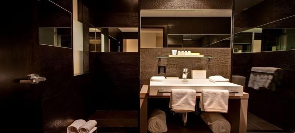 Room, 1 King Bed | Bathroom | Shower, rainfall showerhead, designer toiletries, hair dryer
