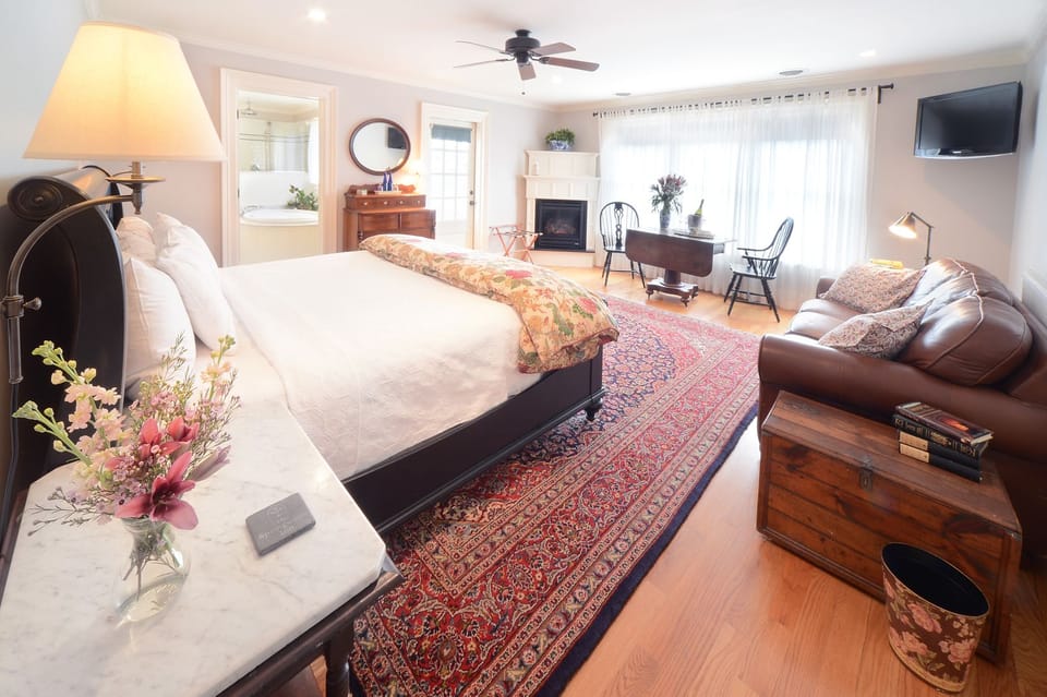 Room, 1 King Bed, Non Smoking (State Seal Room) | Premium bedding, down comforters, pillowtop beds, individually decorated