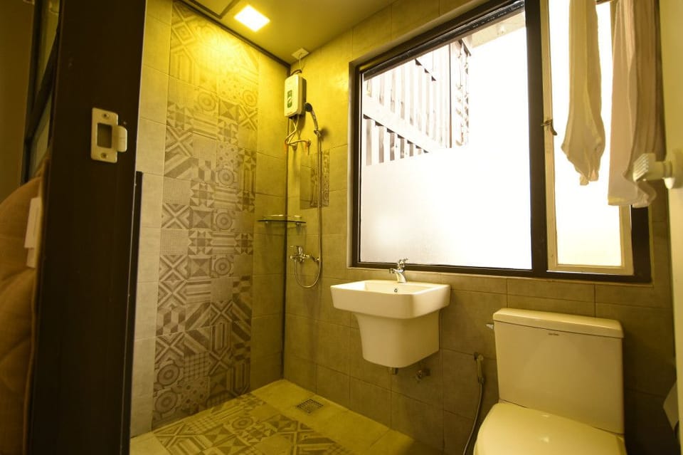 Shower, free toiletries, hair dryer, bidet
