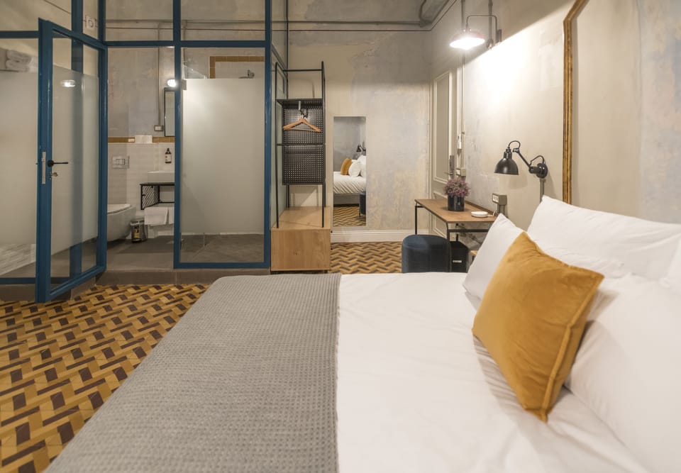 Deluxe Room, Non Smoking | In-room safe, blackout drapes, soundproofing, free WiFi