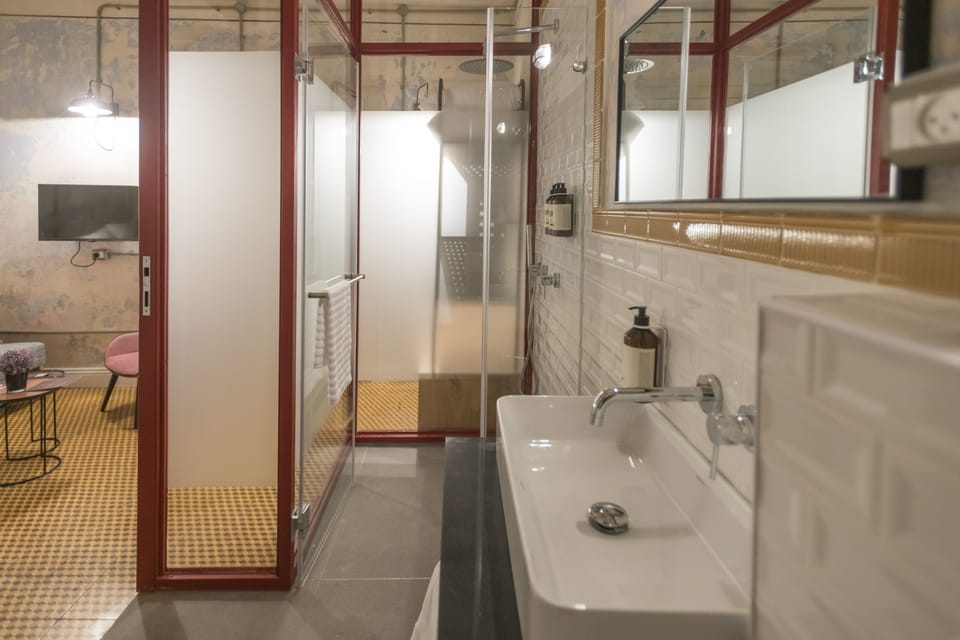 Shower, rainfall showerhead, free toiletries, hair dryer