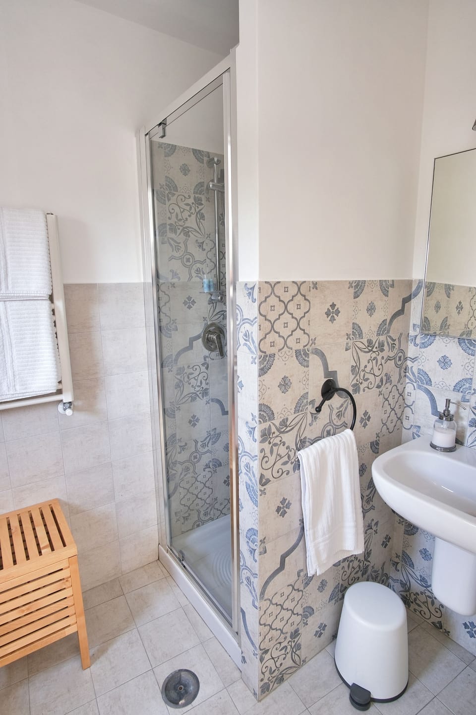 Deluxe Double Room | Bathroom | Shower, hair dryer, bidet, towels
