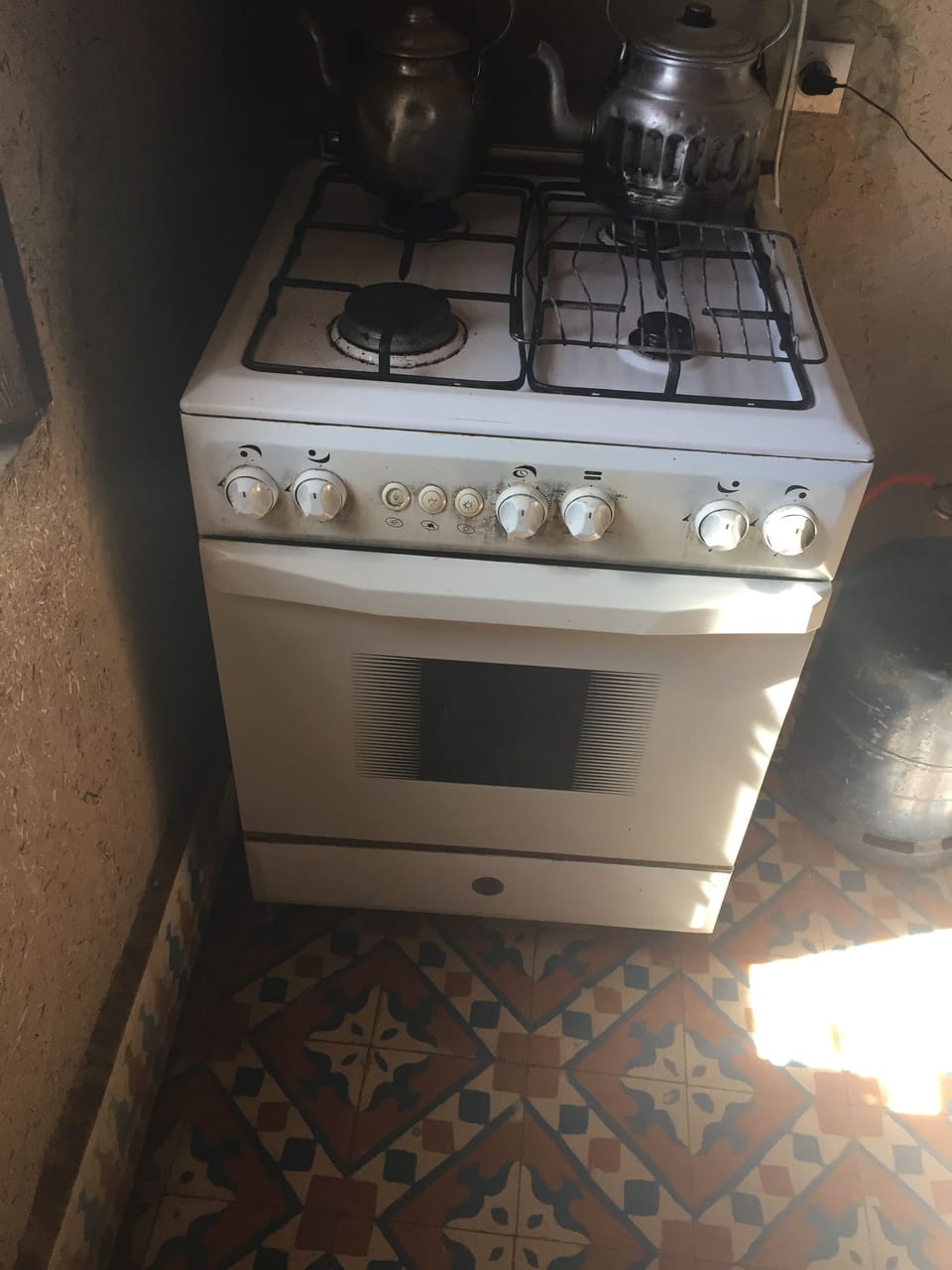 Fridge, oven, stovetop, cookware/dishes/utensils