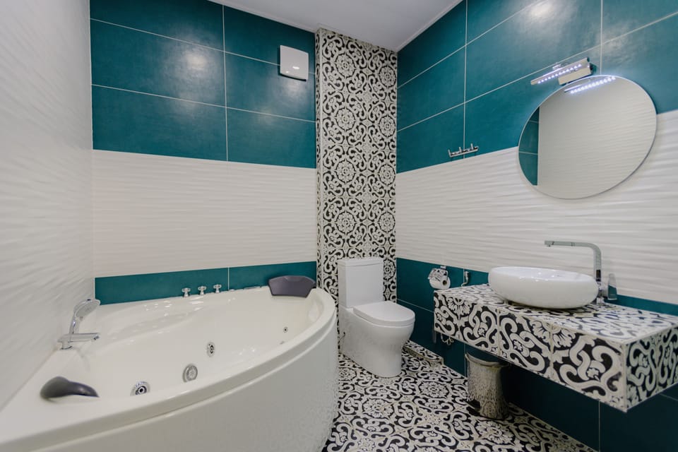 Superior Suite | Bathroom | Shower, rainfall showerhead, free toiletries, hair dryer