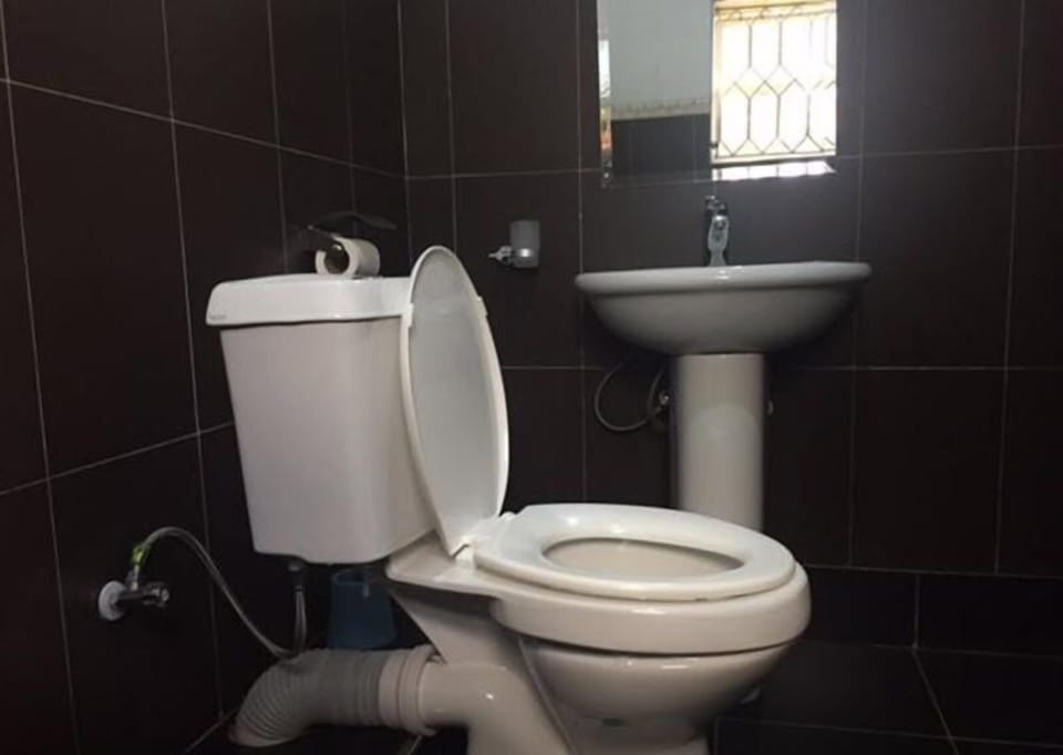 Deluxe Double Room, Non Smoking | Bathroom | Shower, free toiletries, towels