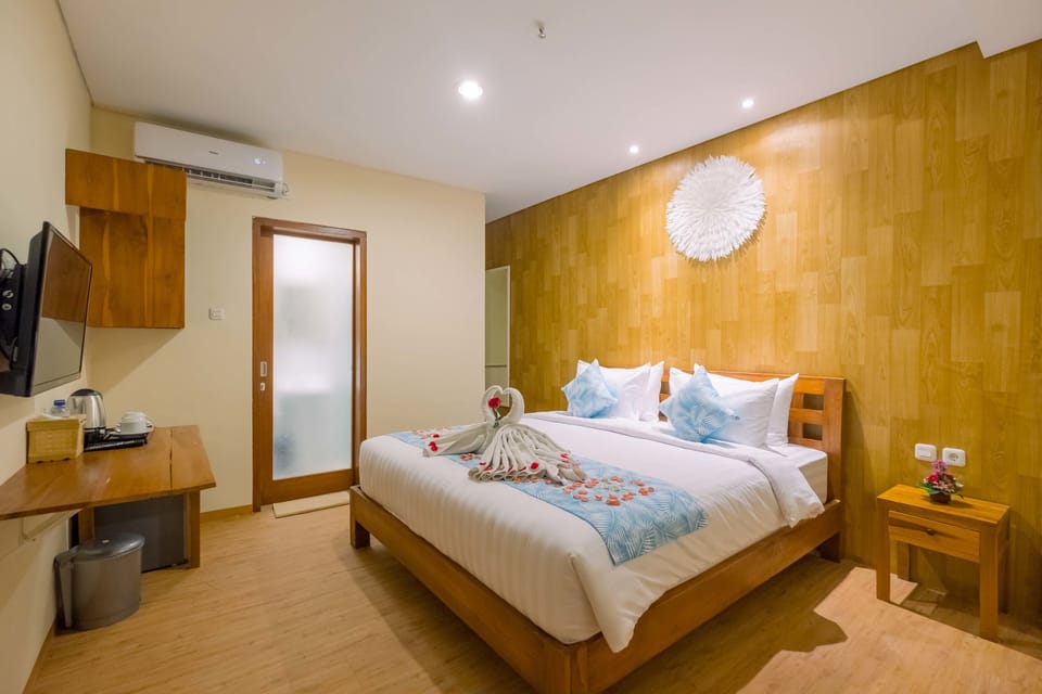 Family Room, 1 King Bed, Pool Access | Minibar, in-room safe, desk, free WiFi