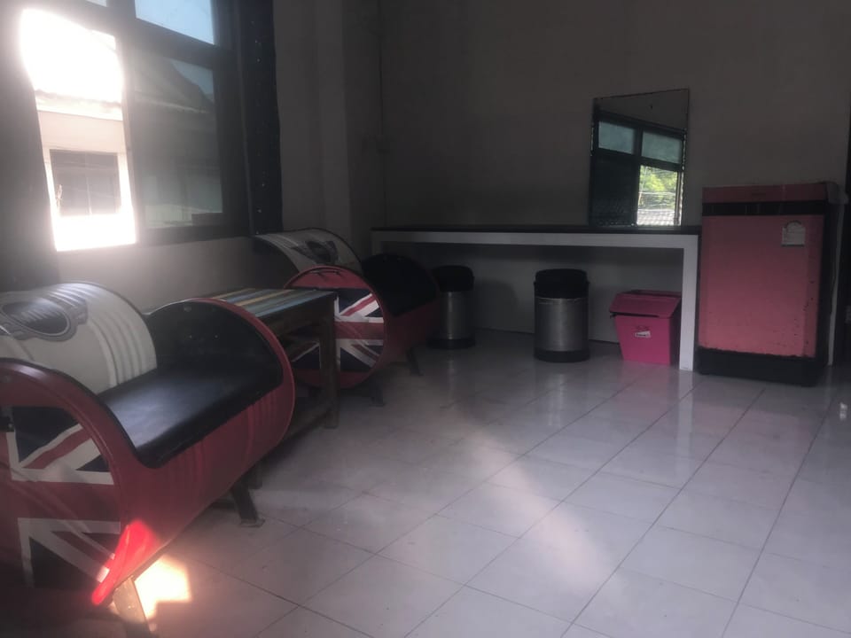Standard O1 6 Bed Mixed Dorm | Laptop workspace, blackout drapes, free WiFi, bed sheets