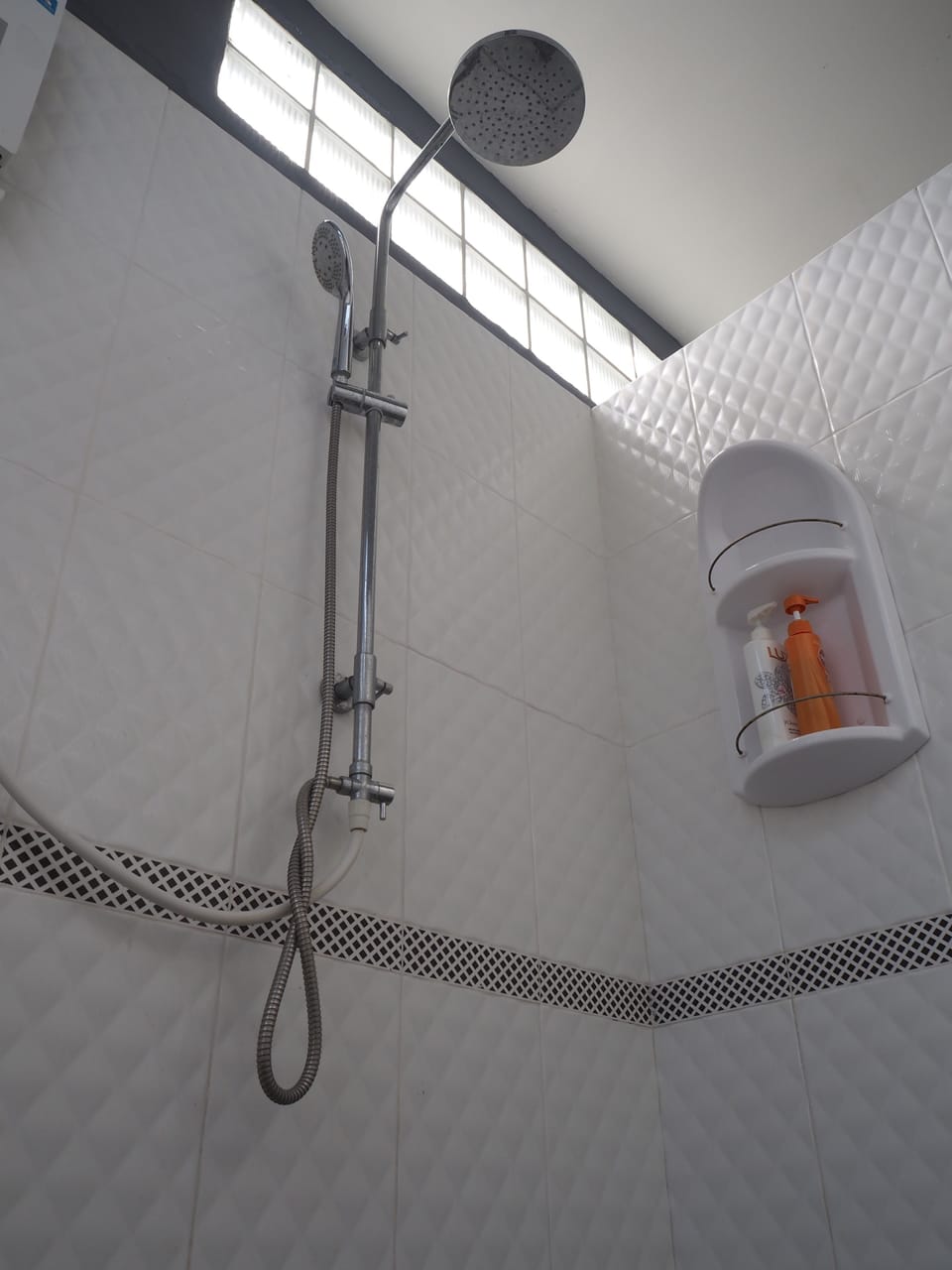 8-Bed Mixed Dormitory (Ensuite) | Bathroom | Combined shower/tub, rainfall showerhead, free toiletries