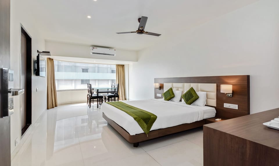 Premium Room, 1 Queen Bed, Non Smoking | Iron/ironing board (on request), rollaway beds (surcharge), WiFi (free)