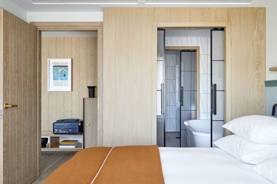Executive Suite | Premium bedding, down comforters, memory foam beds, in-room safe
