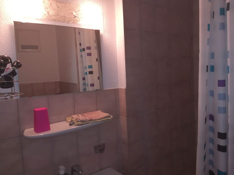 Economy Single Room, Private Bathroom | Bathroom