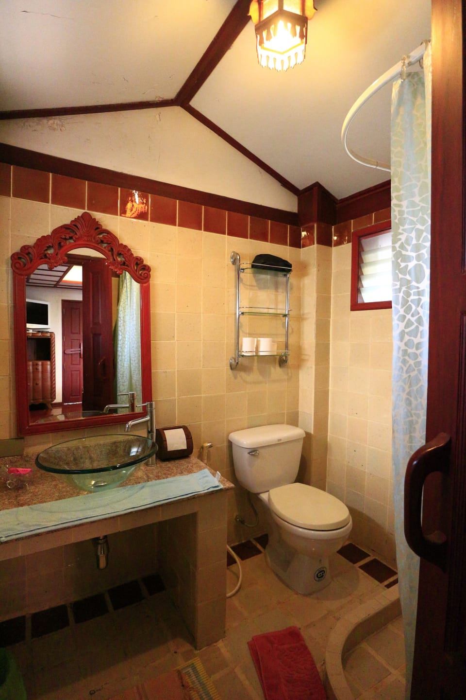 Shower, free toiletries, hair dryer, bidet