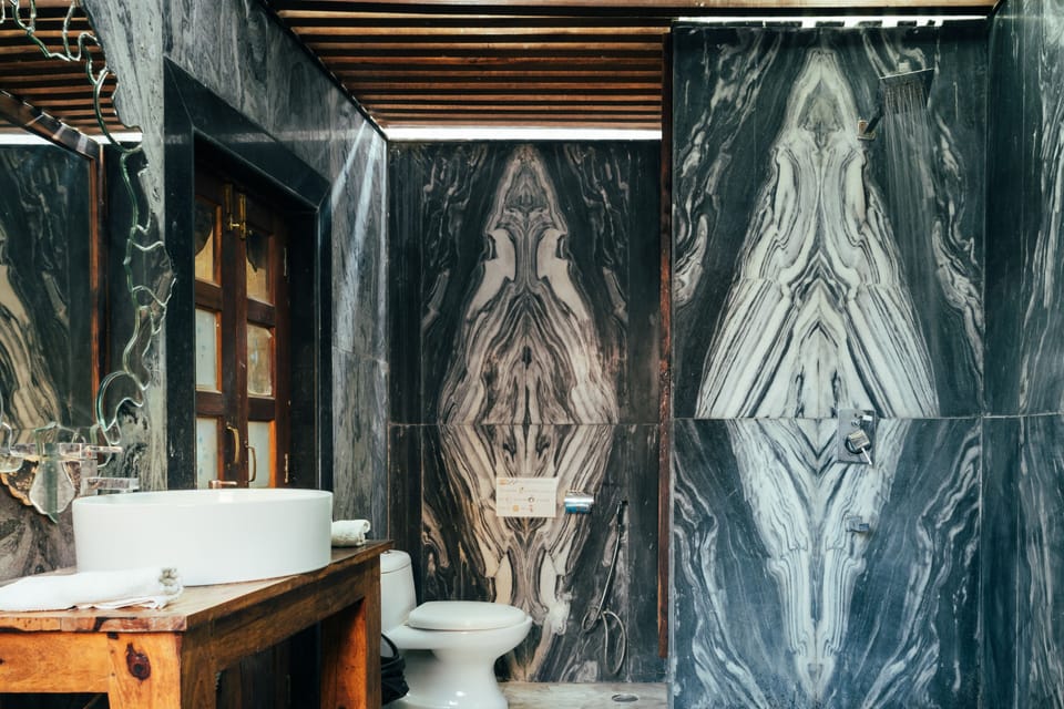 Superior Double Room | Bathroom | Shower, free toiletries, towels