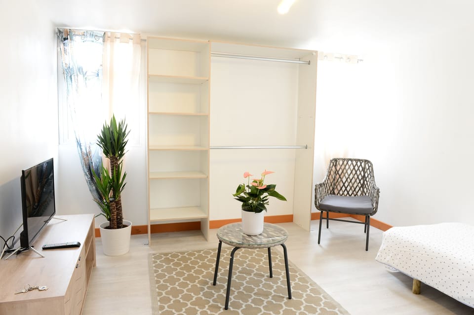 Classic Bungalow | Living area | Flat-screen TV
