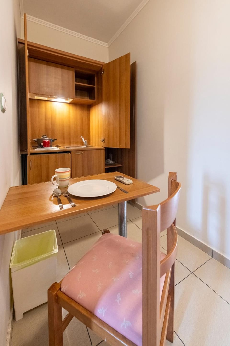 Fridge, stovetop, electric kettle, toaster
