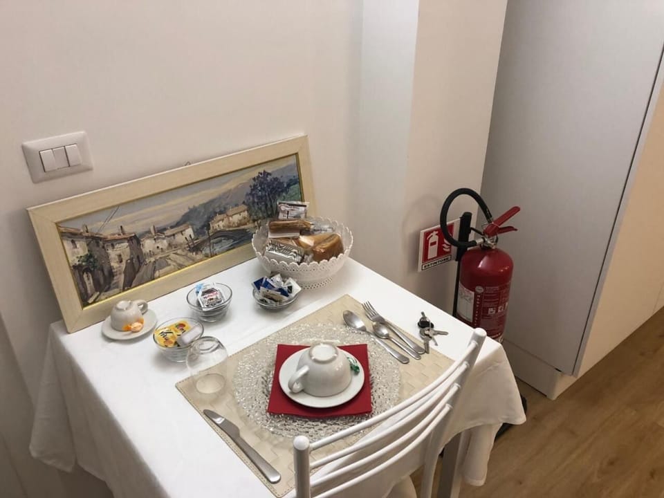 Electric kettle, cookware/dishes/utensils
